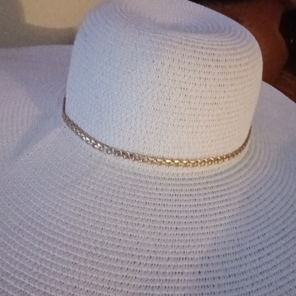 Paper Beach Hat - 6 inch brim w/ gold tone chain - Picture 2 of 6